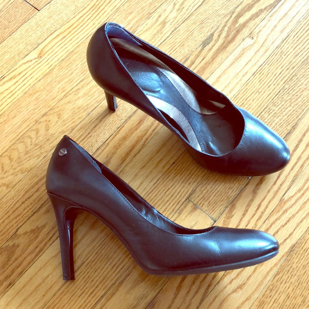 CALVIN KLIEN Classic Pump